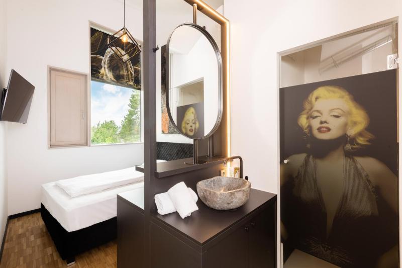 Single Room with Queensize Bed image 4