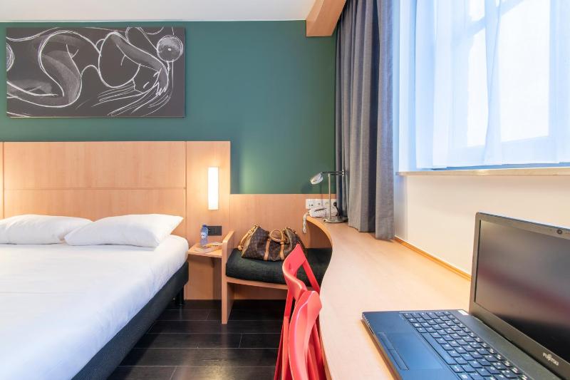 Standard Room with One Double Bed or Two Separate Beds image 3