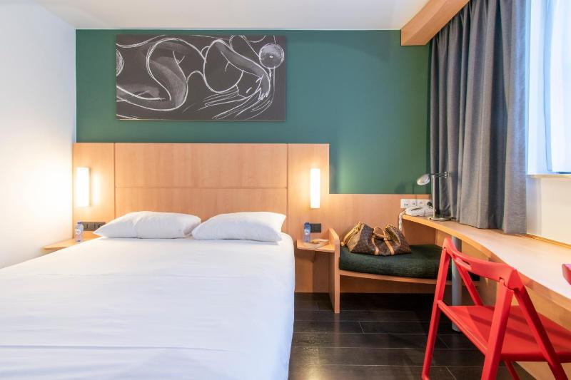 Standard Room with One Double Bed or Two Separate Beds image 2