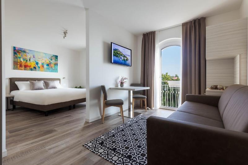 Deluxe Suite with Lake View image 4