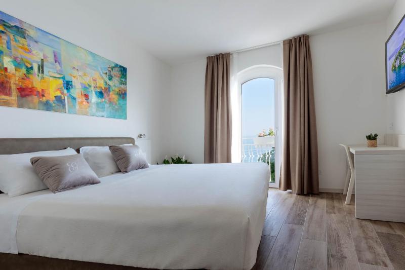 Deluxe Suite with Lake View image 3
