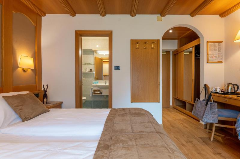 Standard Double Room image 3