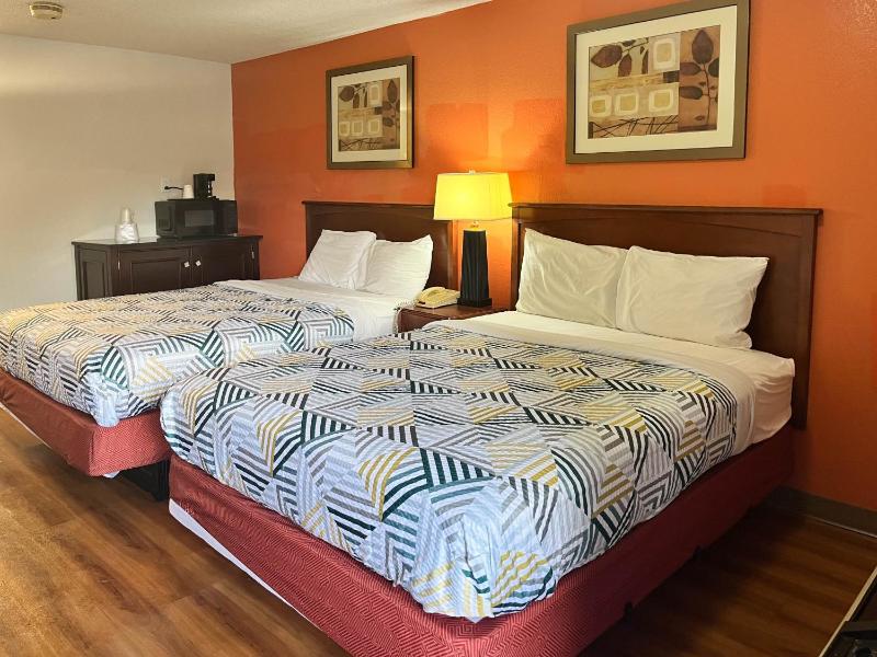 Queen Room with Two Queen Beds - Smoking image 1