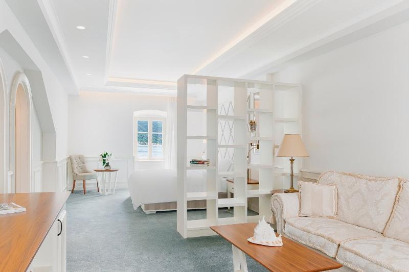 Heritage Premium Sea View Suite image 3