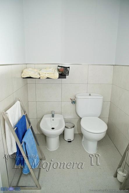 Deluxe Three-Bedroom Apartment image 1