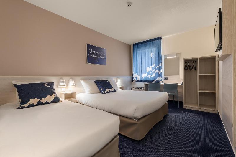 Quadruple Room (1 double bed, 1 single bed, 1 child bed (70/160cm)) image 2
