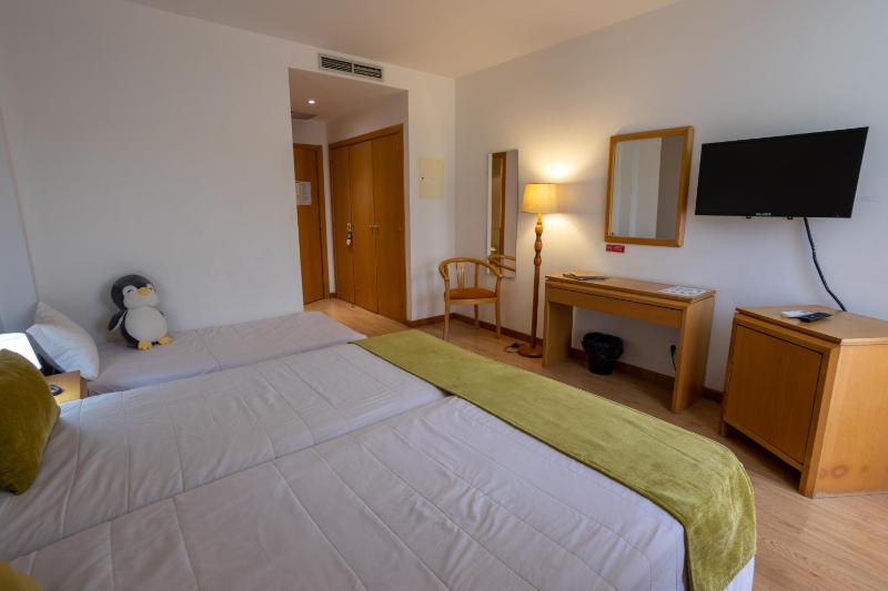 Twin Room with Extra Bed image 3