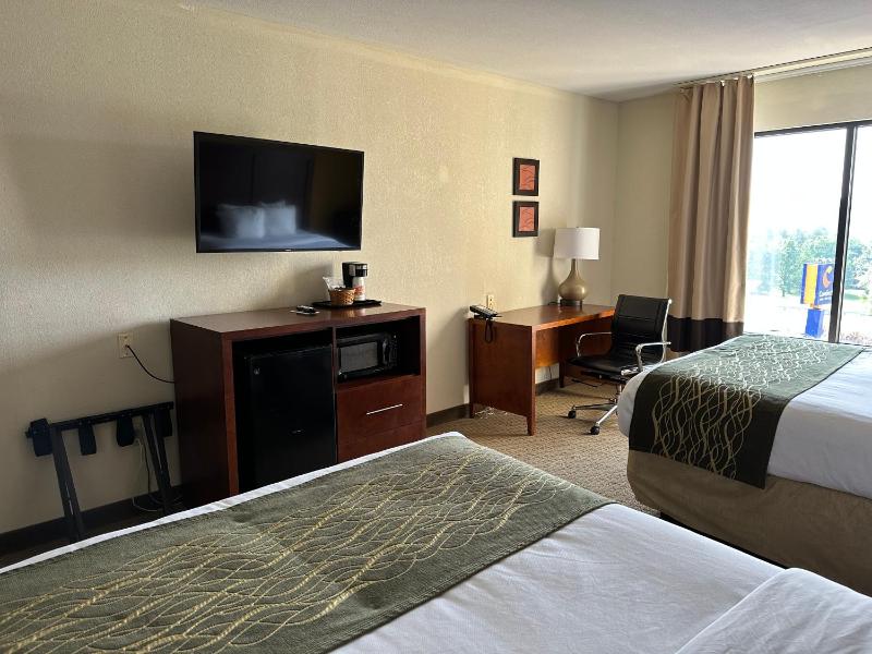 Queen Room with Two Queen Beds - Non-Smoking image 2