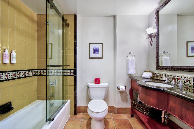 Deluxe King Room image 4