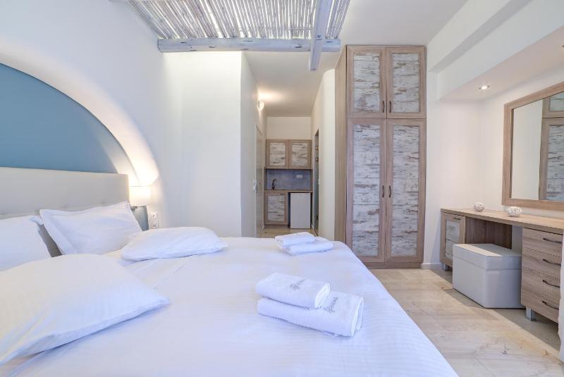 Superior Double Room with Balcony image 3