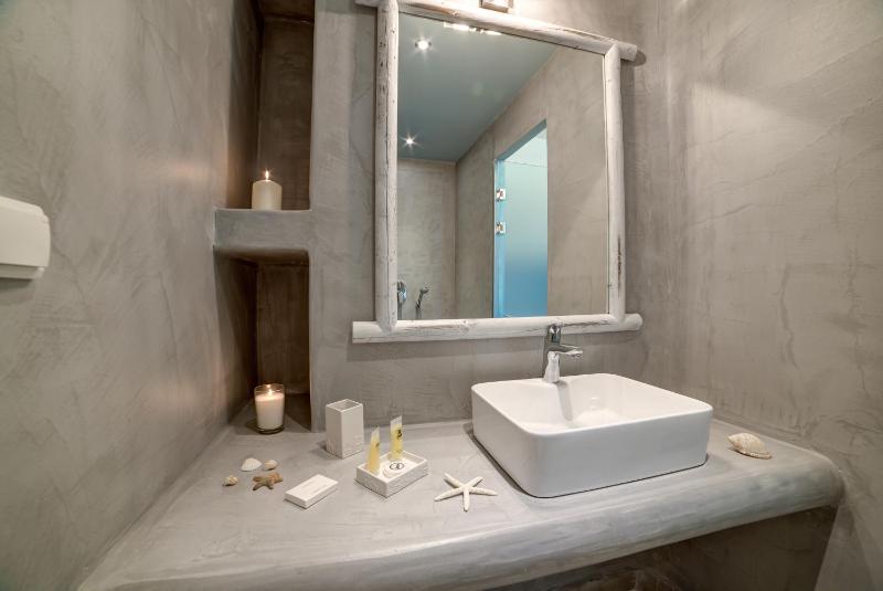 Superior Double Room with Balcony image 2