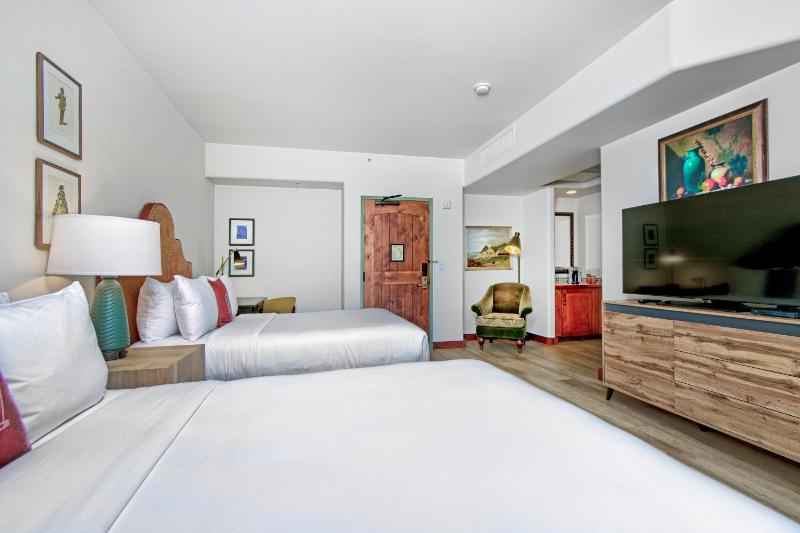Deluxe Double Room image 3