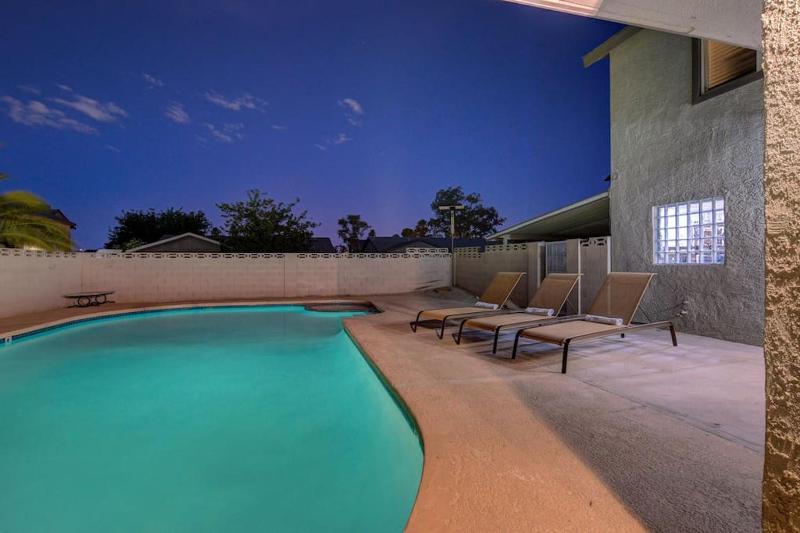 Vegas Hideaway~Pool Bar Many beds~NEAR STRIP - image 14