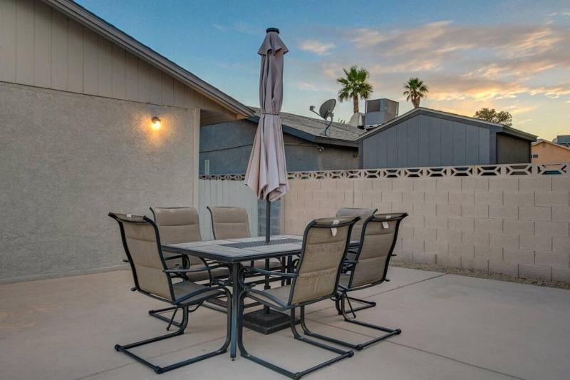 Vegas Hideaway~Pool Bar Many beds~NEAR STRIP - image 8
