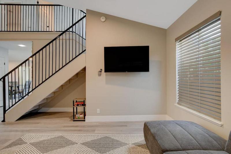 Vegas Hideaway~Pool Bar Many beds~NEAR STRIP - image 9