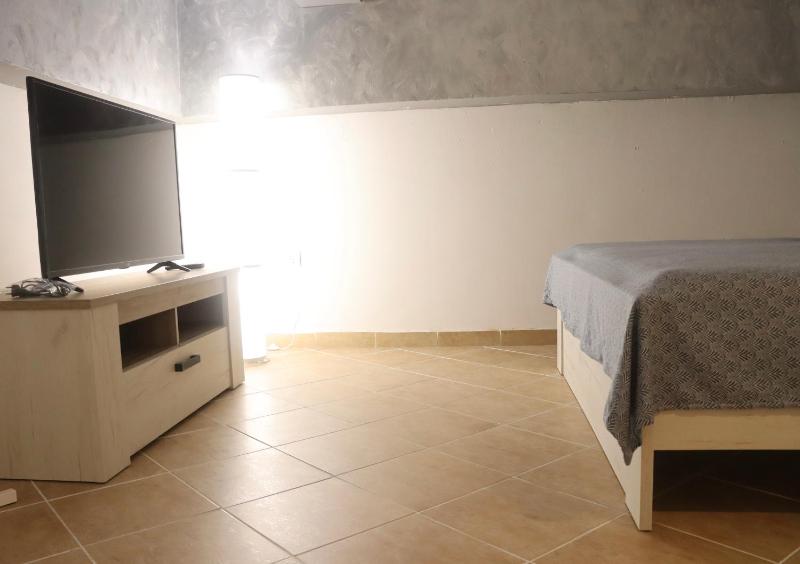 Renovated Apartment with Jacuzzi in Novi Sad - image 2