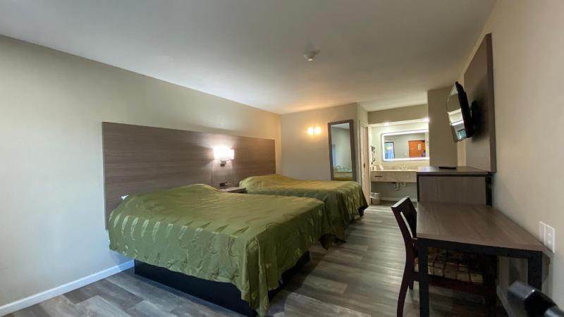 Queen Room with Two Queen Beds - Non-Smoking image 4