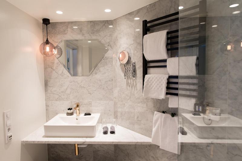 Large Double Room image 2