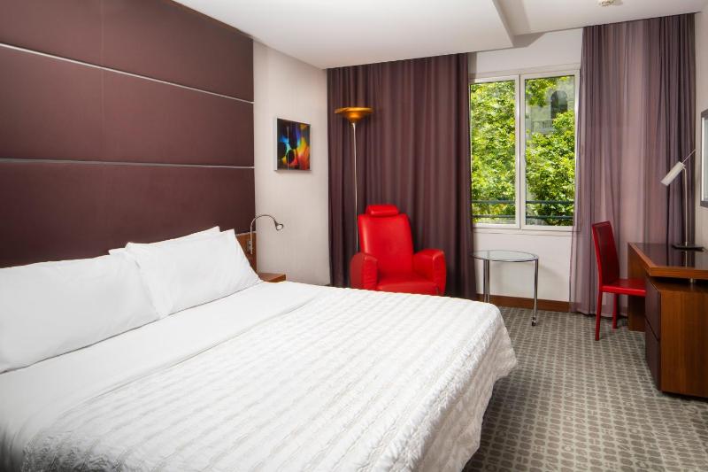 Deluxe King Room image 4