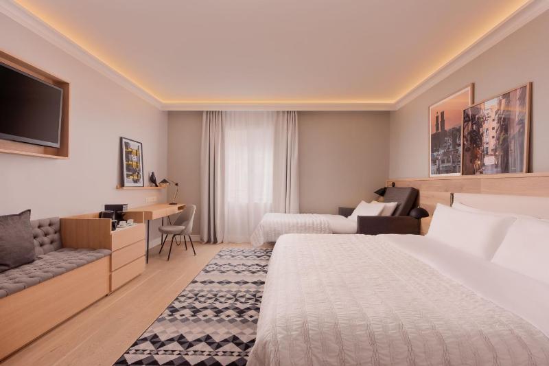 Premium King Room image 4