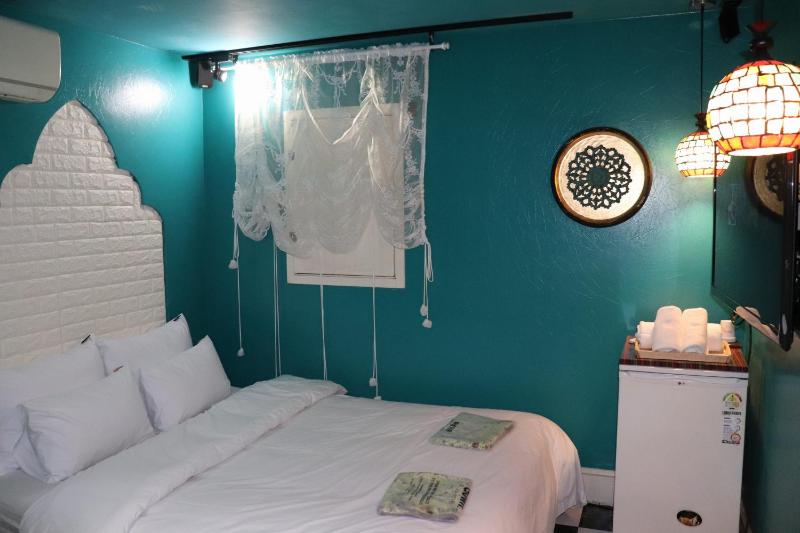 Hotel Marigold - image 8