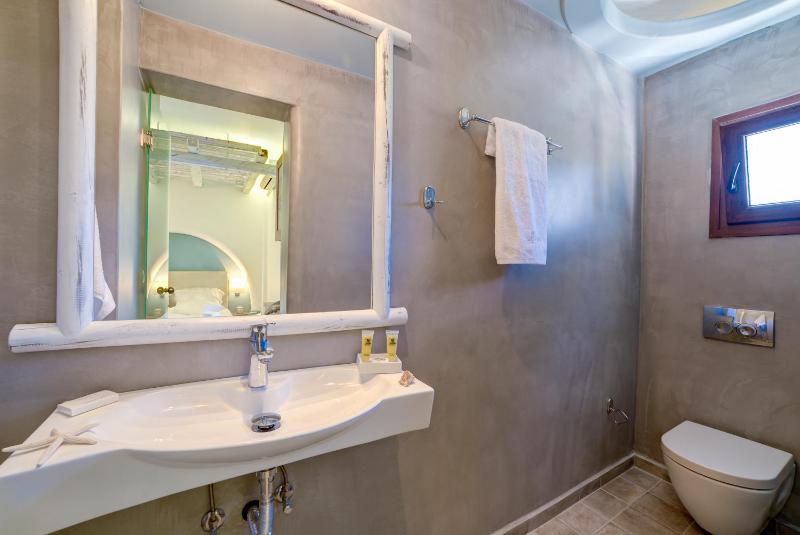 Deluxe Double Room with Balcony and Pool View image 4