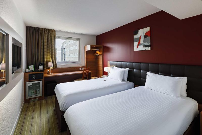 Standard Queen Room - Top Floor image 4
