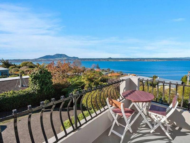 Stunning Lake Views - image 15