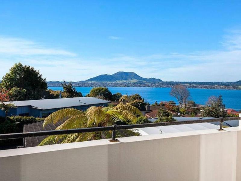Stunning Lake Views - image 9
