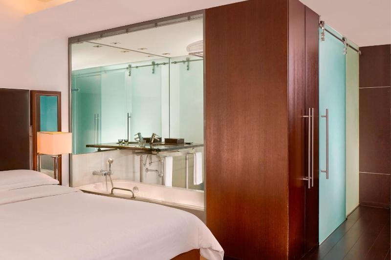 Premium Deluxe, Guest room, 1 Queen, Mid floor image 4