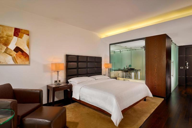 Club, Club Lounge and Spa access level, Guest room, 1 Queen image 1