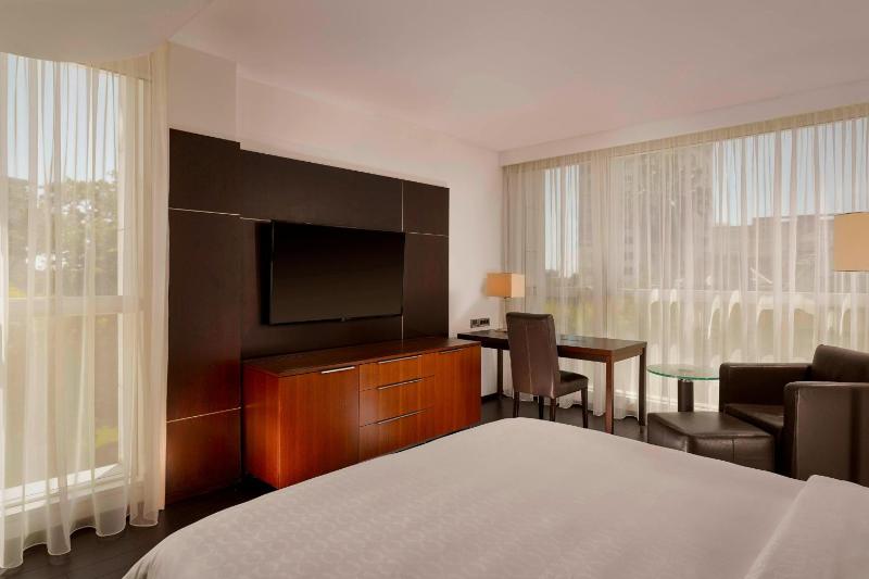 Deluxe, Guest room, 1 Queen image 4