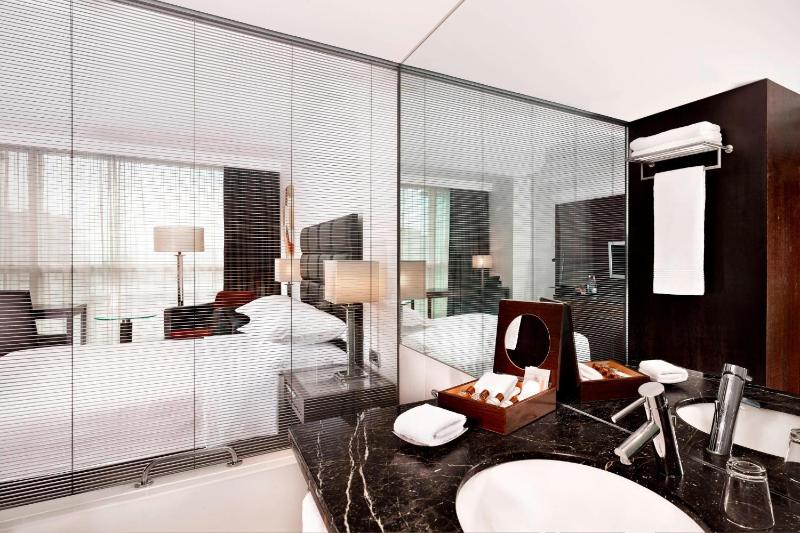 Club, Club Lounge and Spa access level, Guest room, 1 Queen image 3