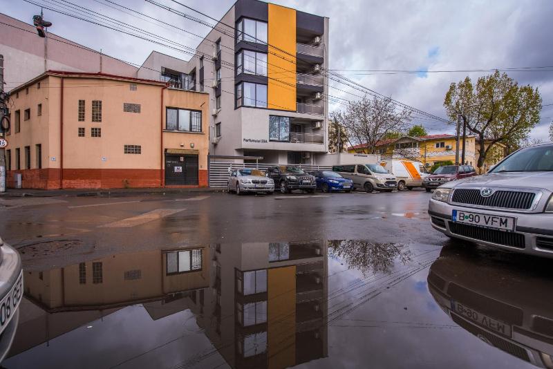 Three-Bedroom Apartment with Balcony image 1