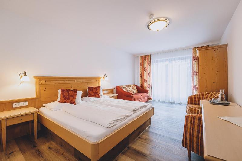Double Room with Balcony image 3