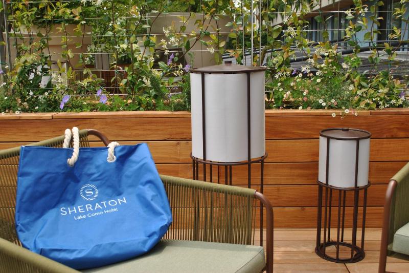 Deluxe King Room with Balcony image 2