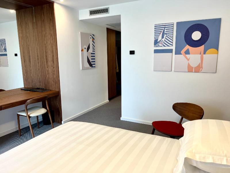 Superior Double or Twin Room with Partial Sea View image 2