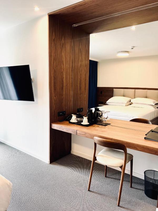 Superior Double or Twin Room with Partial Sea View image 4