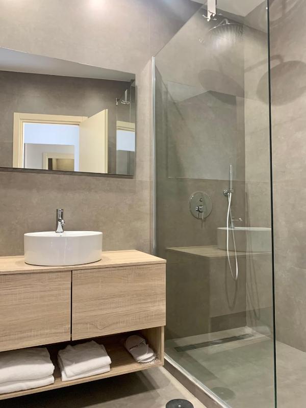 Deluxe Double Room with Balcony image 4