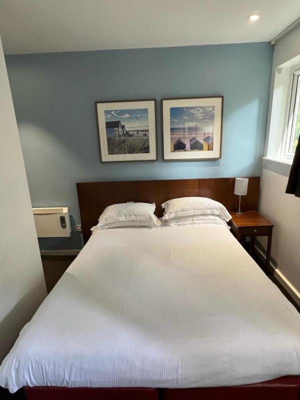 Double Room image 4