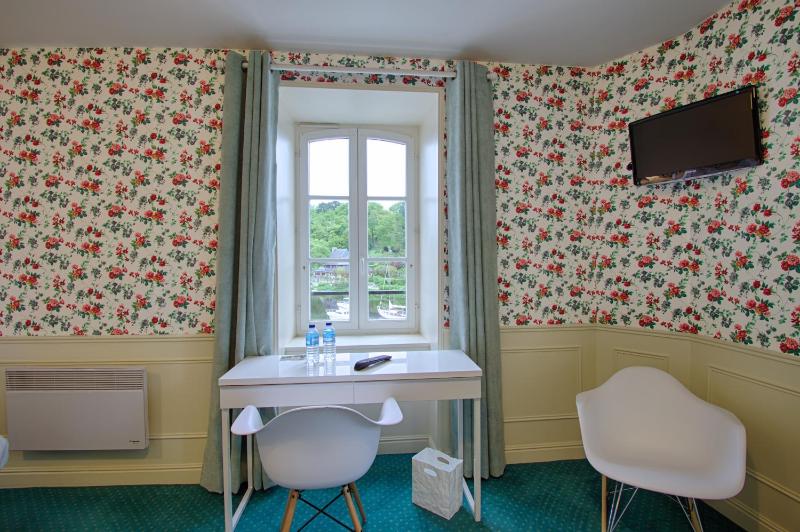 Superior Double Room with River View image 3