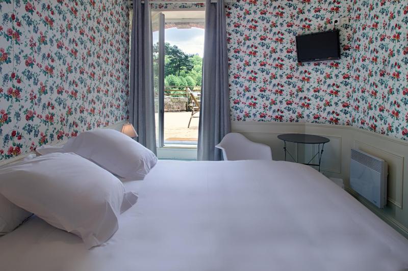 Double Room with Terrace and River View image 3