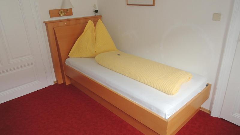 Twin Room image 3