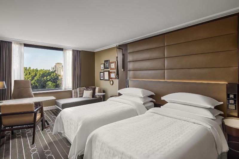 Twin Room with Hyde Park View image 1