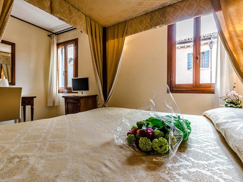 Superior Double Room with Canal View image 1