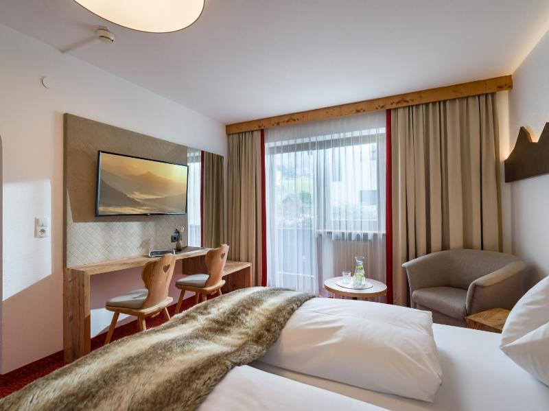 Double Room with Balcony image 4