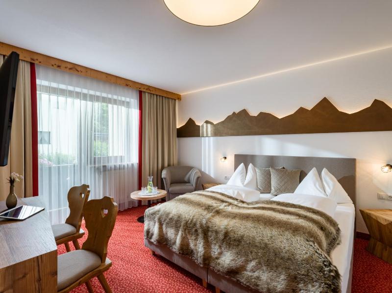 Double Room with Balcony image 3