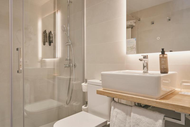 Twin Room (1-2 Adults) image 3
