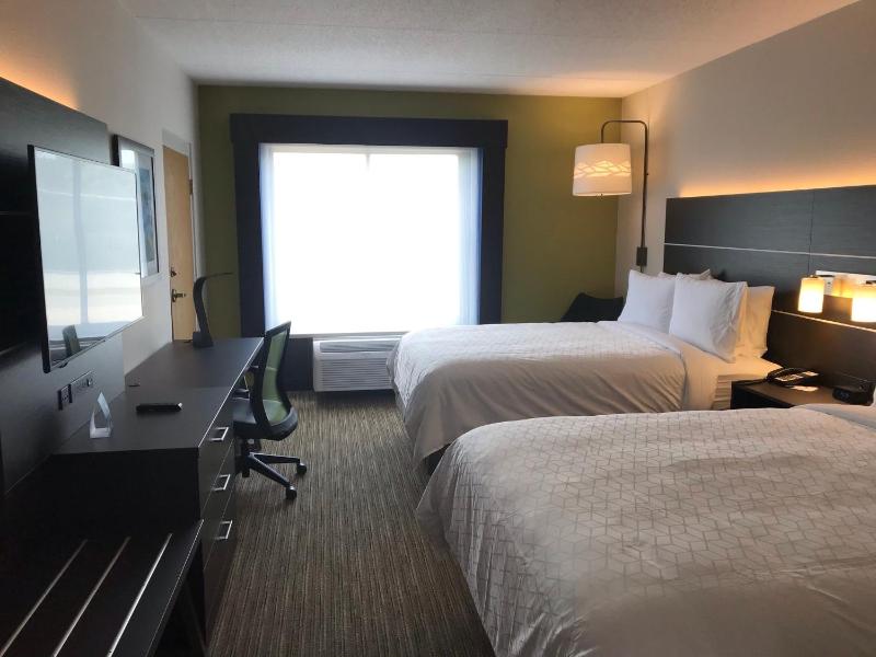 Standard Room with Two Queen Beds image 4