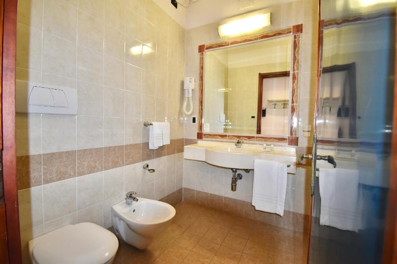 Classic Double Room image 2